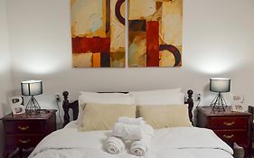 Main Street Retreat Apartment With Free Parking